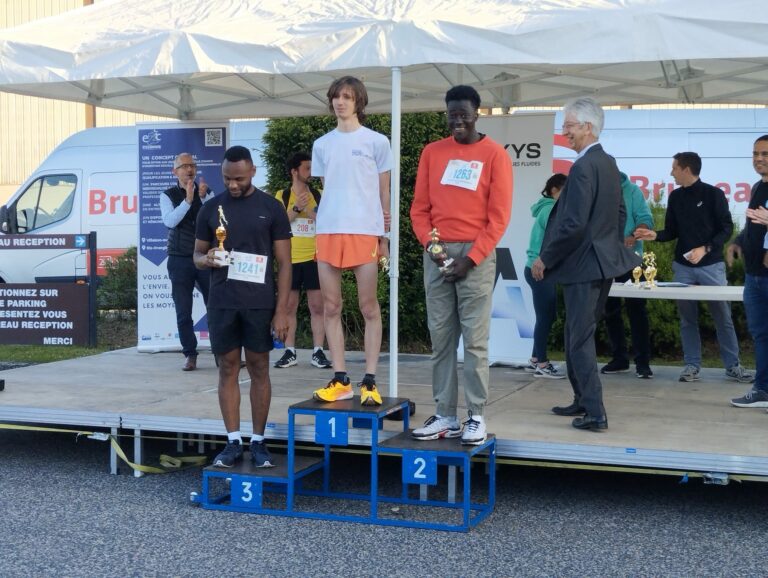 Podium catégorie "jeune" avec le stagiaire Abdalaye en deuxième position